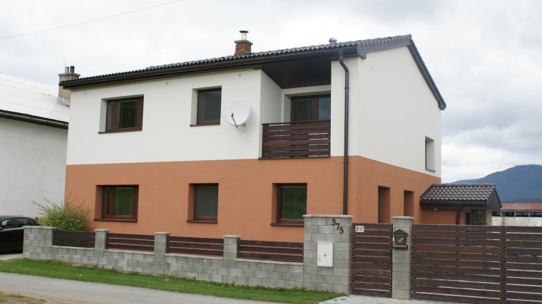 Zrekonštruovaný rodinný dom na rovinatom pozemku, Ludrová