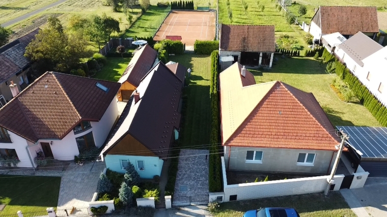Nadštandardne zrekonštruovaná drevenica s veľkometrážnym pozemkom, Ivachnová