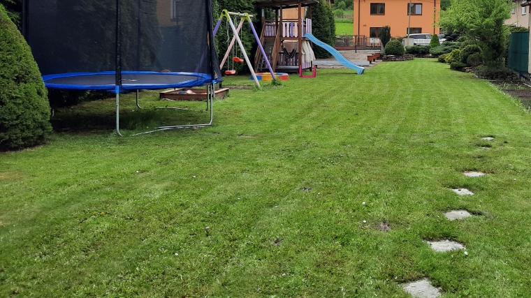 Slnečná, rovinatá záhrada, Likavka 